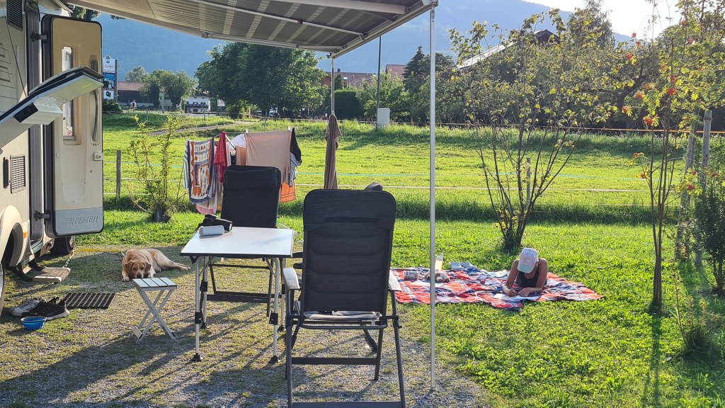 Alpen Camping: Entspannter Tag mit Naturbad und lokalen Sehenswürdigkeiten